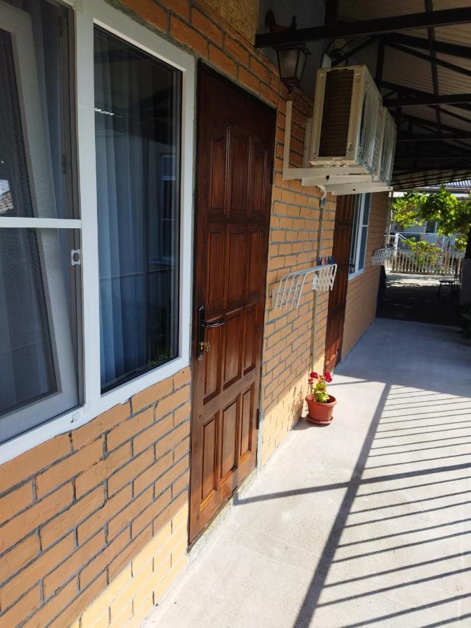 Гостевой Дом Ксения Hotel Sukhumi Exterior photo